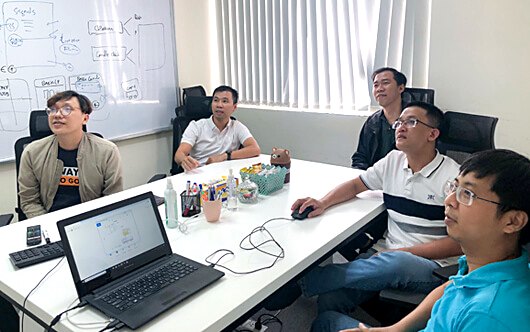 Buổi làm việc của đội phát triển phần mềm